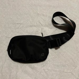 Black Lululemon 1L Everywhere belt bag